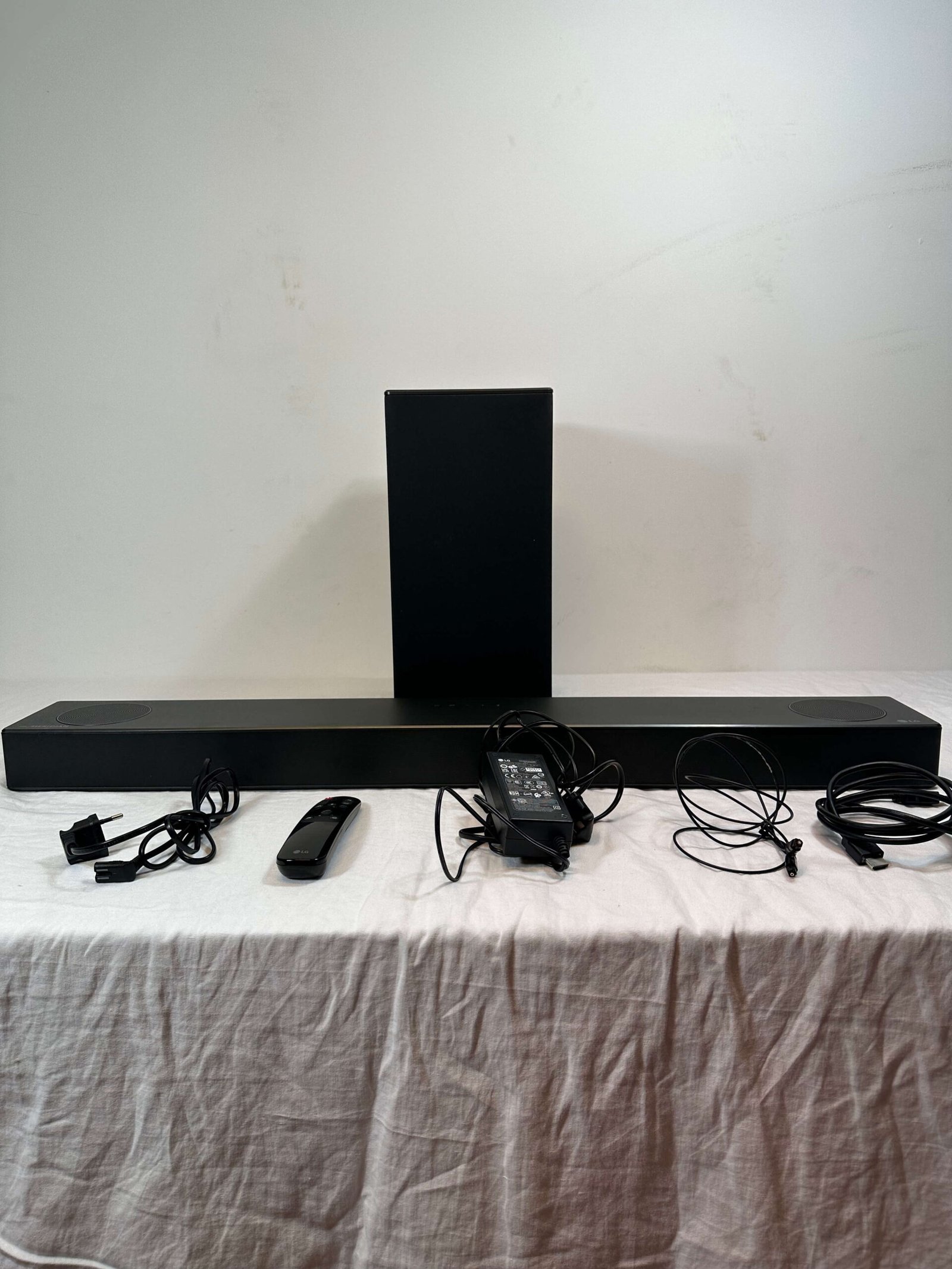 Kit d'enceintes arrières sans fil LG DS75 et caisson de basse sur meuble TV noir - Tikamart
