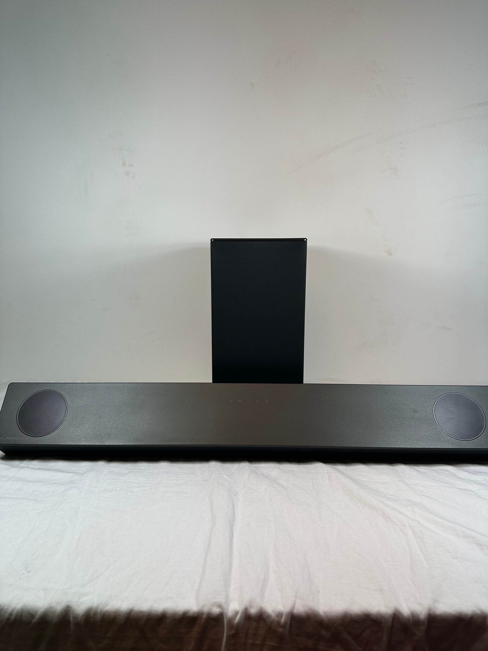 Kit d'enceintes arrières sans fil LG DS75 et caisson de basse sur meuble TV noir - Tikamart
