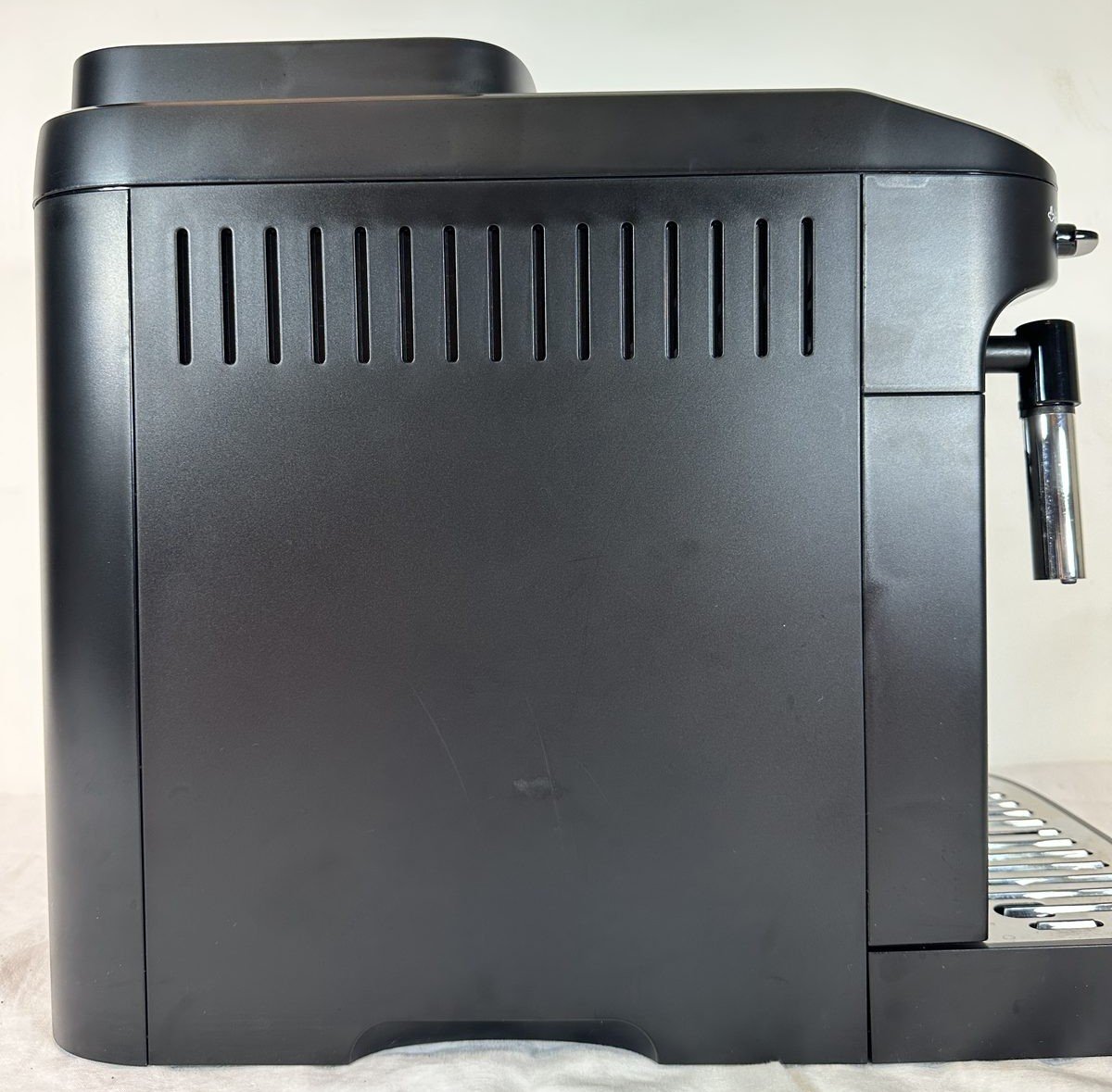 Buse vapeur traditionnelle de la Magnifica Evo utilisée pour faire mousser du lait